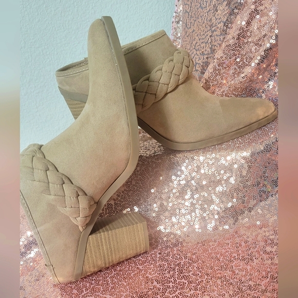 Universal Thread Shoes - Universal Thread women's size 9 slip in heeled boot nwot